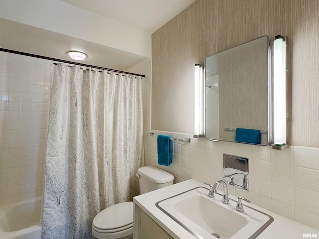 4444 N Knoxville Ave Unit 301, Peoria, IL 61614 - bathroom featuring toilet, vanity, shower / tub combo with curtain, and tile walls