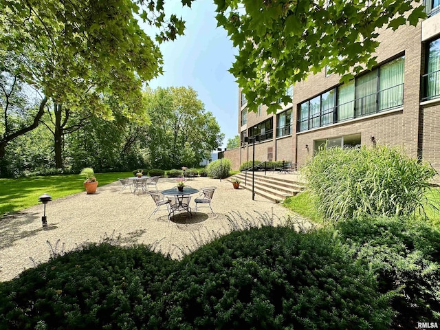 4444 N Knoxville Ave Unit 301, Peoria, IL 61614 - view of community with a patio area