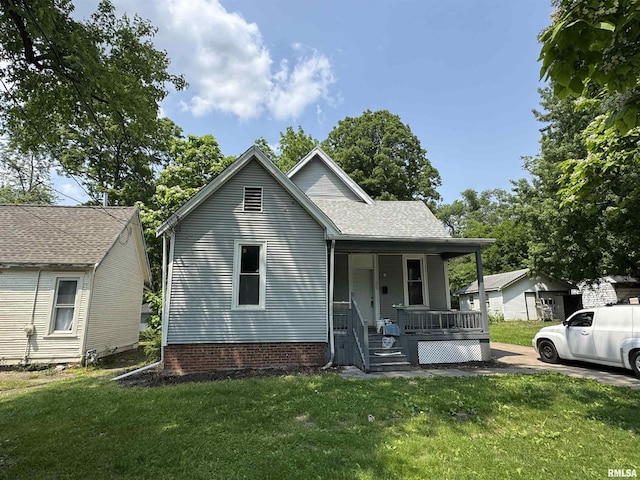 305 E Republic St, Peoria, IL 61603 - bungalow-style home featuring covered porch and a front lawn