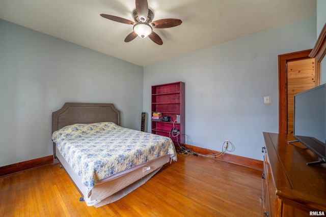 602 W Adams St, Abingdon, IL 61410 - bedroom with light wood-style flooring, baseboards, and a ceiling fan