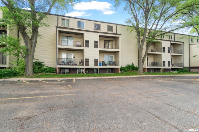 3119 W Willow Knolls Rd Unit 36B, Peoria, IL 61614 - view of apartment building / complex with uncovered parking