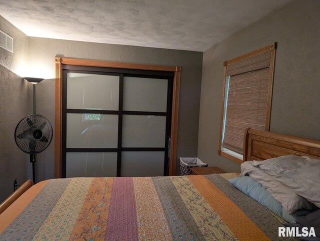 2123 Highwood Ave, Pekin, IL 61554 - bedroom with a textured wall