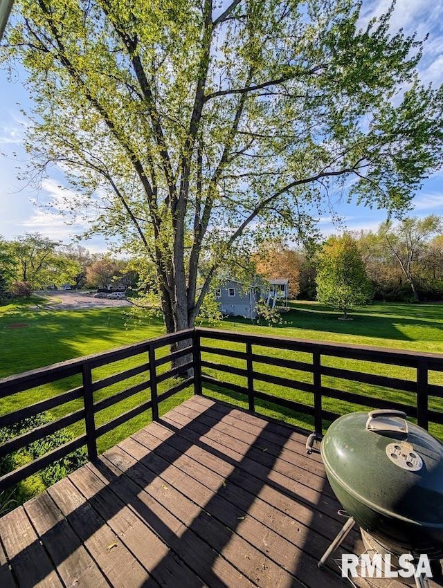 2123 Highwood Ave, Pekin, IL 61554 - wooden deck with a lawn