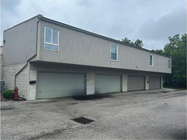 6831 N Frostwood Pkwy Unit D29, Peoria, IL 61615 - view of side of property with a garage