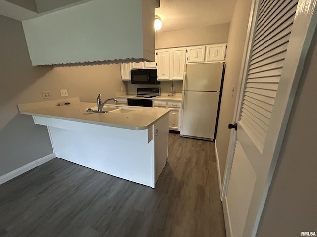 6831 N Frostwood Pkwy Unit D29, Peoria, IL 61615 - kitchen featuring white appliances, a sink, a peninsula, light countertops, and white cabinetry