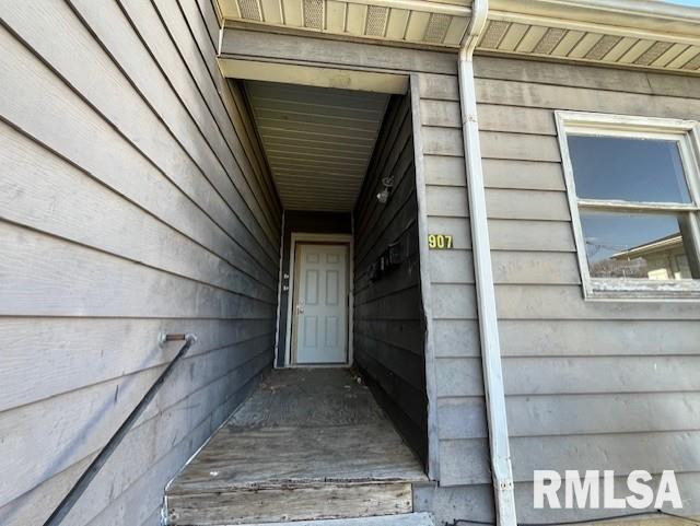 907 E Republic St, Peoria, IL 61603 - entrance to property