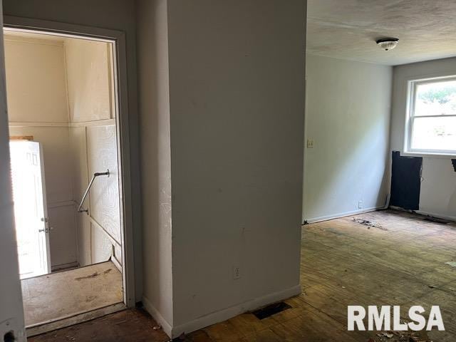 907 E Republic St, Peoria, IL 61603 - entrance foyer featuring baseboards