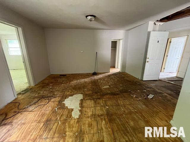 907 E Republic St, Peoria, IL 61603 - unfurnished room with wood-type flooring