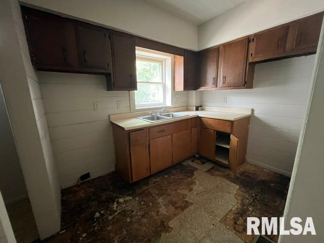 907 E Republic St, Peoria, IL 61603 - kitchen with a sink and light countertops