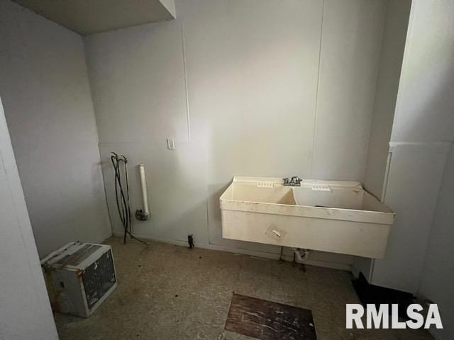 907 E Republic St, Peoria, IL 61603 - bathroom featuring a sink