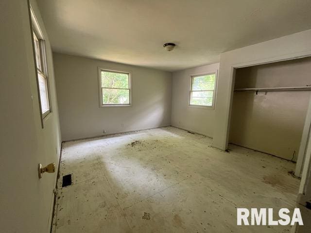 907 E Republic St, Peoria, IL 61603 - unfurnished bedroom with a closet