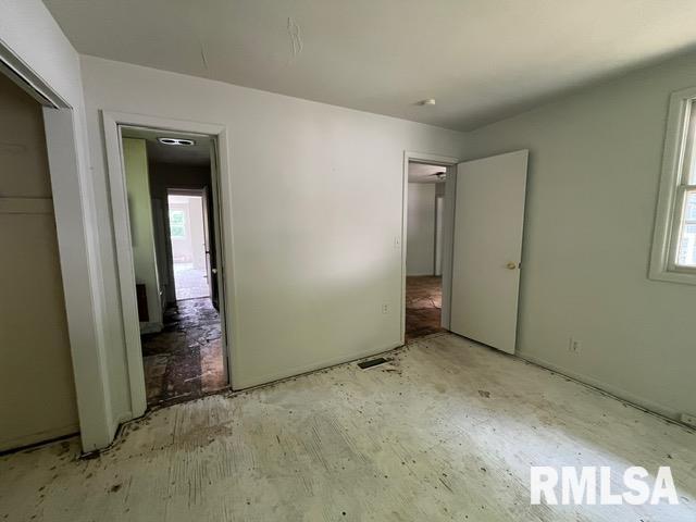 907 E Republic St, Peoria, IL 61603 - unfurnished bedroom featuring multiple windows