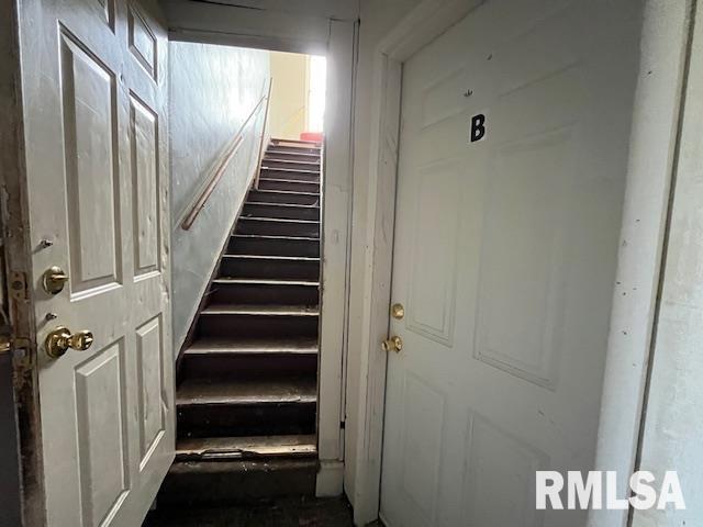 907 E Republic St, Peoria, IL 61603 - view of stairway