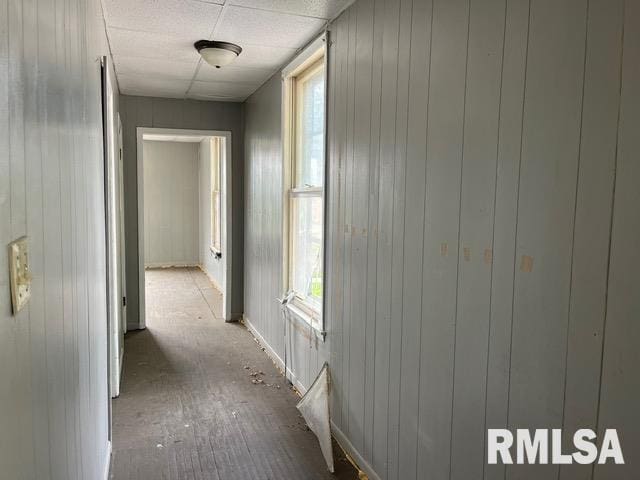 907 E Republic St, Peoria, IL 61603 - hall with wood walls