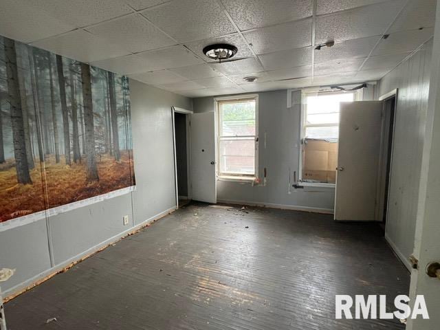 907 E Republic St, Peoria, IL 61603 - empty room with a drop ceiling