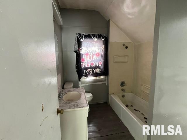 907 E Republic St, Peoria, IL 61603 - full bath featuring lofted ceiling, vanity, wood finished floors, and shower / washtub combination