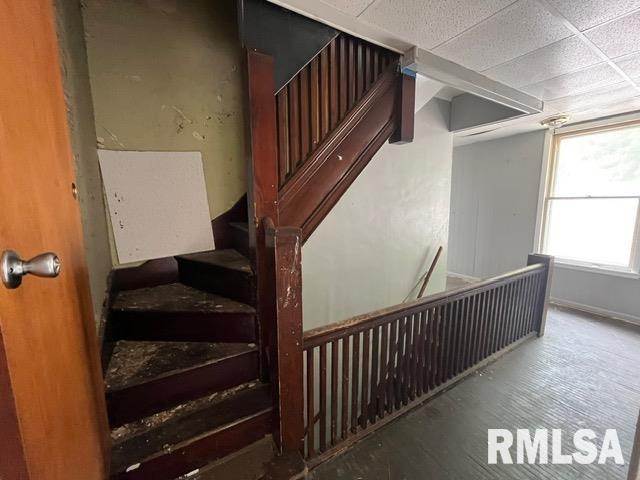907 E Republic St, Peoria, IL 61603 - stairway featuring baseboards