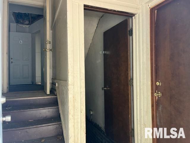 907 E Republic St, Peoria, IL 61603 - view of stairway