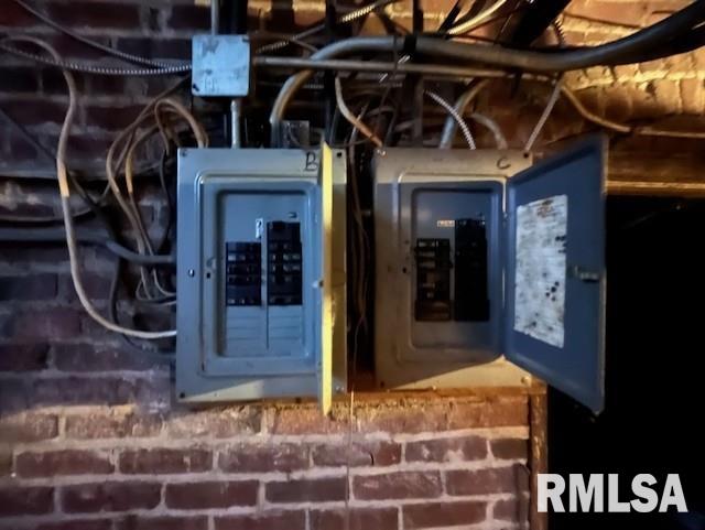 907 E Republic St, Peoria, IL 61603 - utilities featuring electric panel