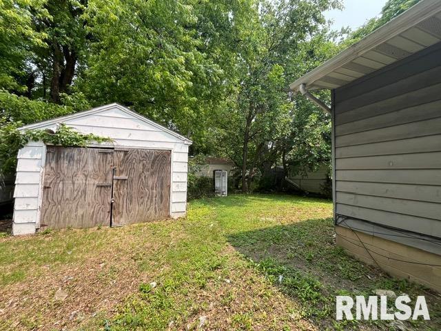 907 E Republic St, Peoria, IL 61603 - view of grassy yard with a storage shed