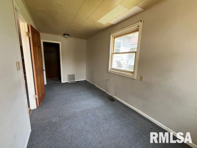 907 E Republic St, Peoria, IL 61603 - unfurnished room featuring dark colored carpet