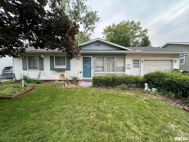 1407 Lincoln St, Pekin, IL 61554 - ranch-style house featuring a front lawn and a garage