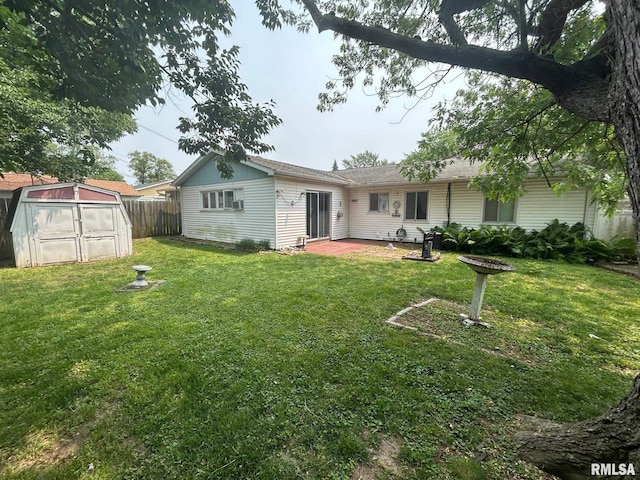 1407 Lincoln St, Pekin, IL 61554 - rear view of property with a storage shed