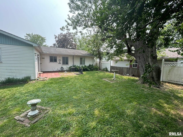 1407 Lincoln St, Pekin, IL 61554 - fenced yard featuring a patio area