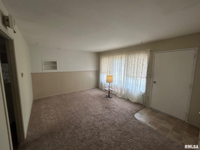 1407 Lincoln St, Pekin, IL 61554 - unfurnished room featuring carpet and wainscoting