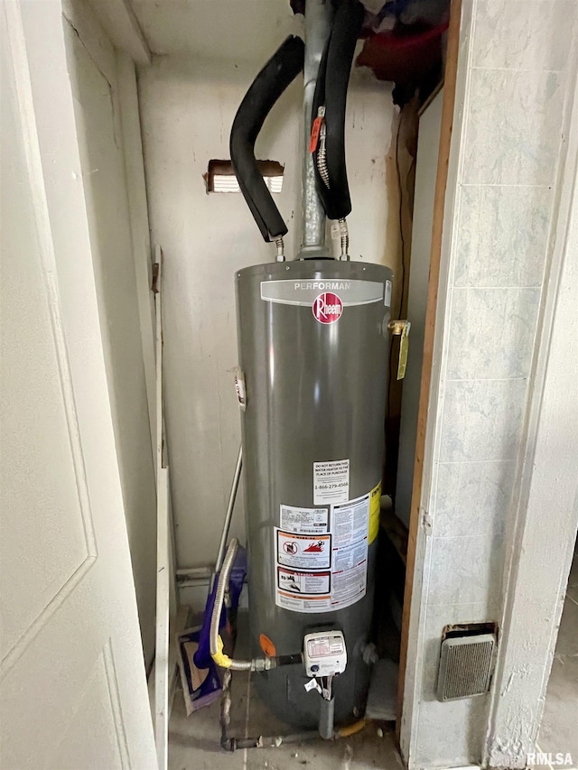 665 W Wilmot St, Chillicothe, IL 61523 - utility room with gas water heater