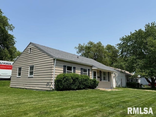 831 W Bartlett Ct, Peoria, IL 61604 - view of front facade featuring a front lawn