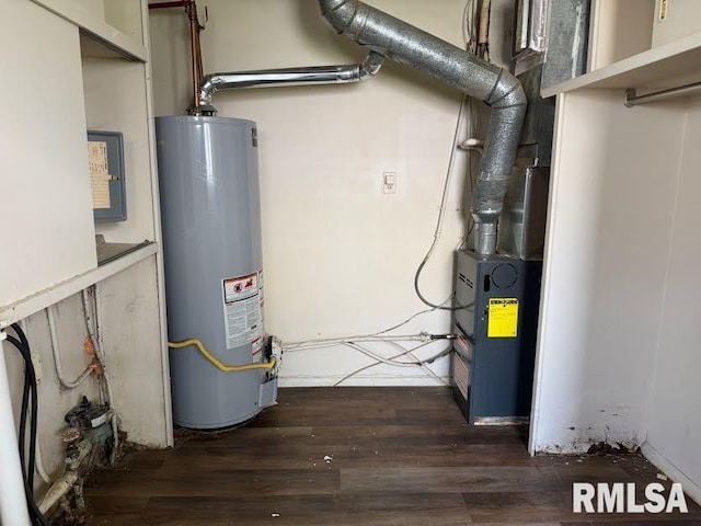 831 W Bartlett Ct, Peoria, IL 61604 - utility room with gas water heater