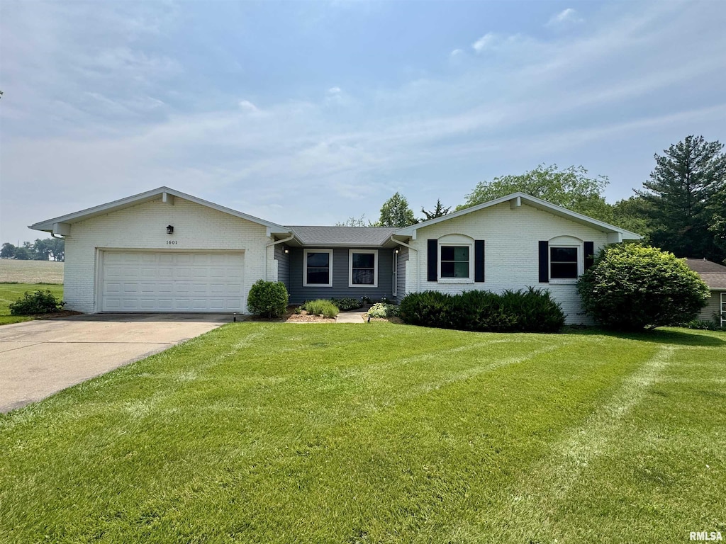 1601 Riverview Dr, Macomb, IL 61455 - photo 1
