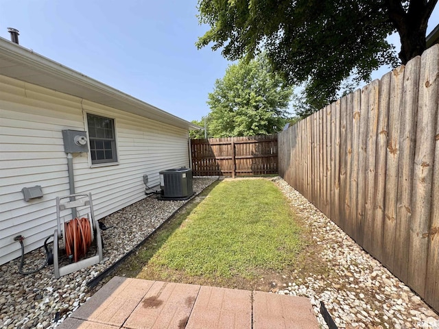 1612 Joyce Ln, Macomb, IL 61455 - view of yard featuring central AC
