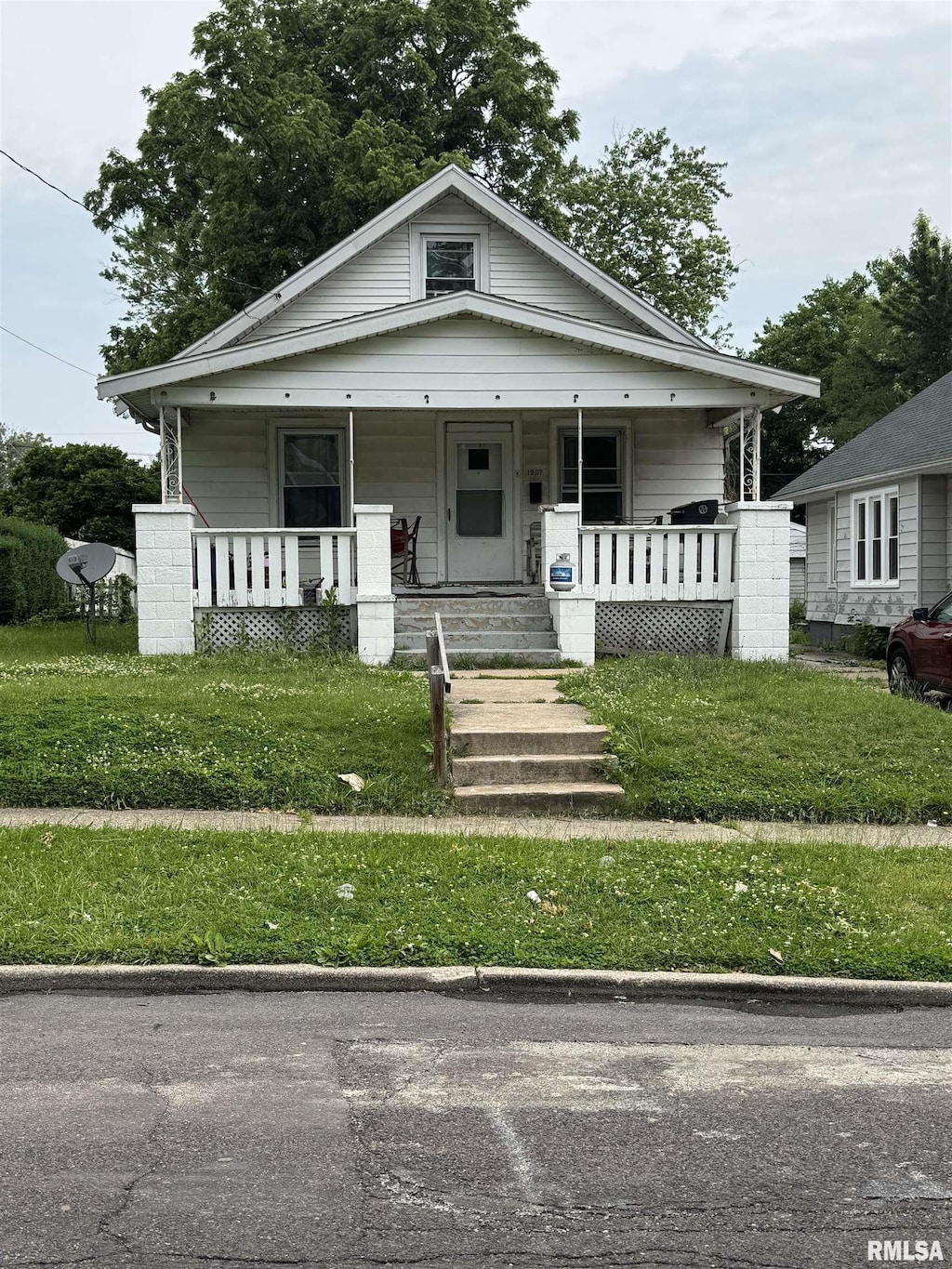 1207 W Mcclure Ave, Peoria, IL 61604 - bungalow-style house featuring a porch and a front yard