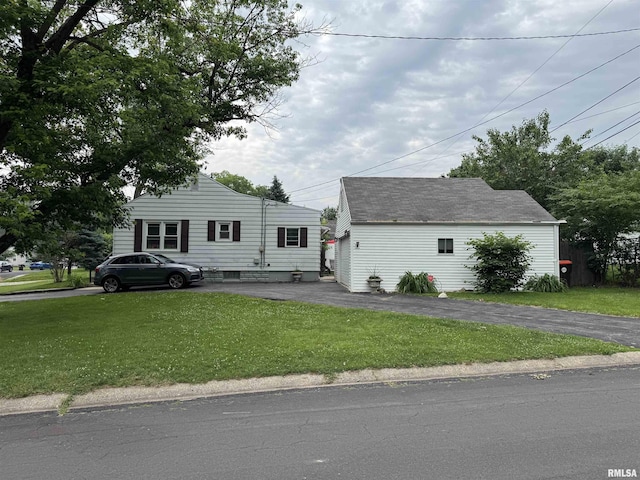 2050 W Wilson Ave, Peoria, IL 61604 - view of front of home with a front lawn