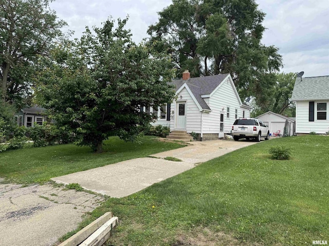 345 Roosevelt St, Creve Coeur, IL 61610 - view of green lawn featuring a garage