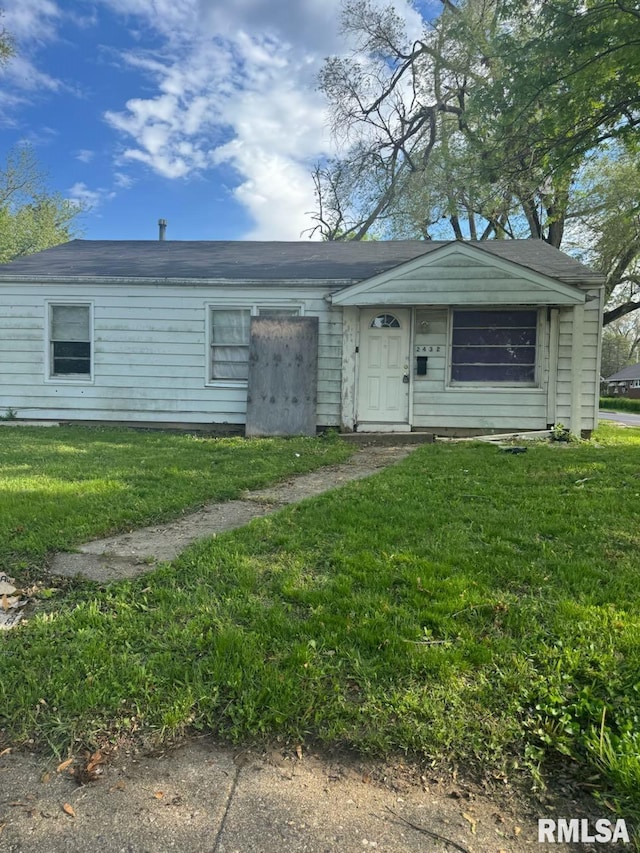 2432 W Antoinette St, Peoria, IL 61605 - view of front of property featuring a front lawn