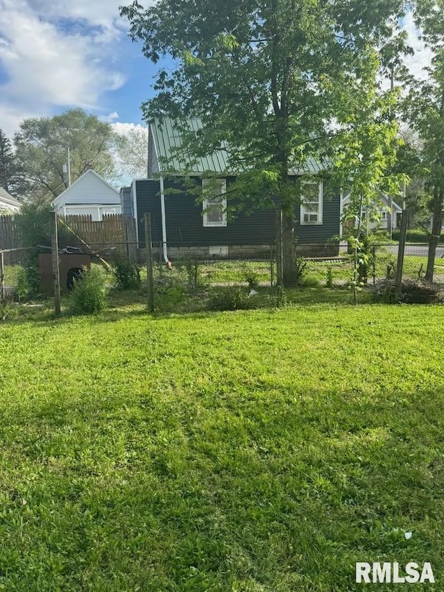 2432 W Antoinette St, Peoria, IL 61605 - view of yard