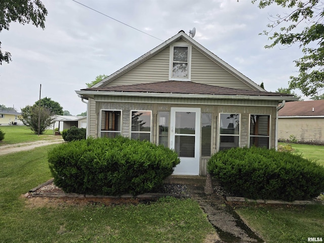 504 S Pennsylvania Ave, Abingdon, IL 61510 - view of front of home featuring a front yard and a shingled roof
