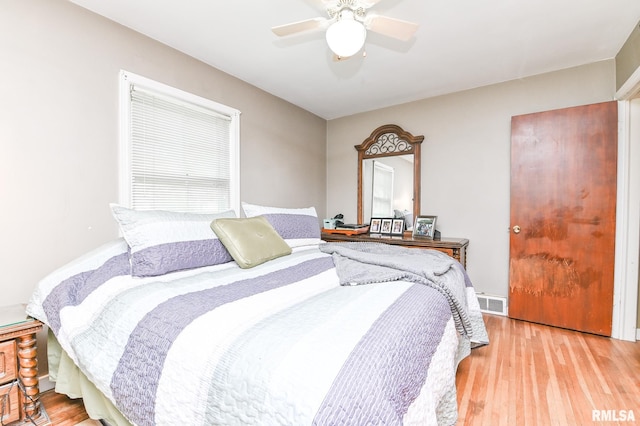 4126 N Chelsea Pl, Peoria, IL 61614 - bedroom with wood finished floors and ceiling fan