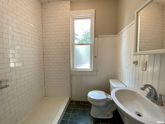 1502 W Columbia Ter, Peoria, IL 61606 - full bath featuring a sink, toilet, tile patterned flooring, a shower, and a wainscoted wall