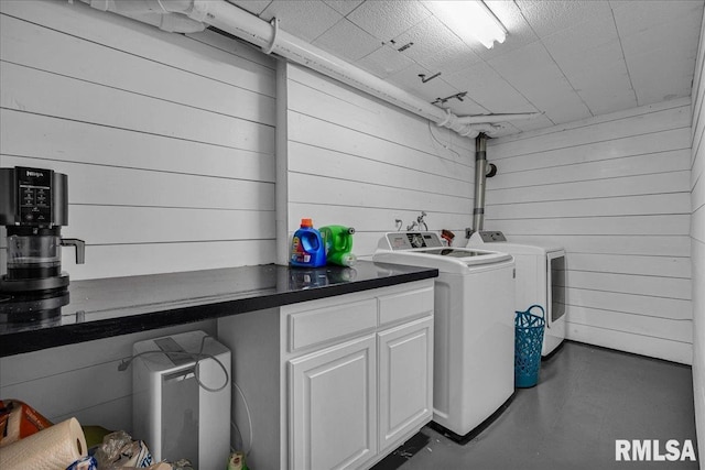 486 E High Point Dr, Peoria, IL 61614 - laundry room featuring washer and dryer and wood walls
