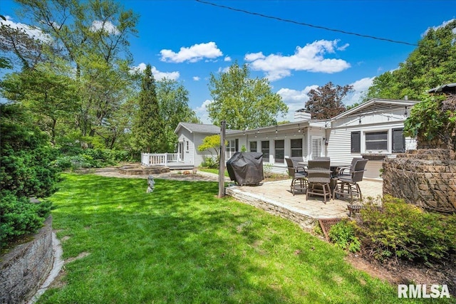 486 E High Point Dr, Peoria, IL 61614 - rear view of property featuring a patio and a lawn
