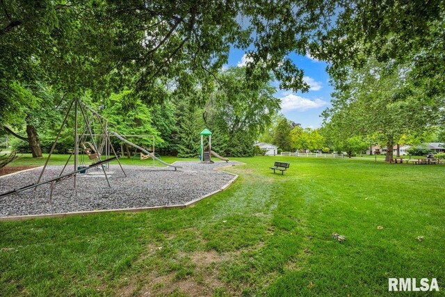 486 E High Point Dr, Peoria, IL 61614 - view of green lawn