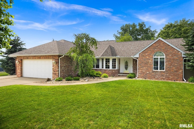 905 Highland Ct, Germantown Hills, IL 61548 - single story home with an attached garage, a front yard, driveway, and brick siding