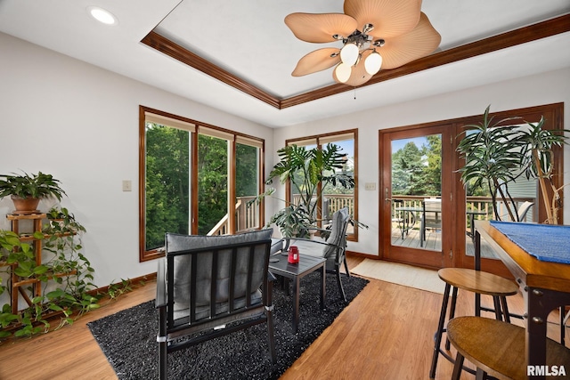 905 Highland Ct, Germantown Hills, IL 61548 - dining space featuring ceiling fan, a tray ceiling, baseboards, light wood-style floors, and recessed lighting