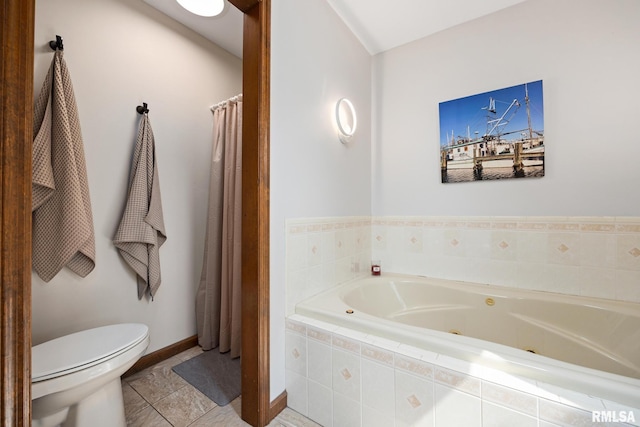 905 Highland Ct, Germantown Hills, IL 61548 - bathroom featuring a tub with jets, toilet, baseboards, and tile patterned floors