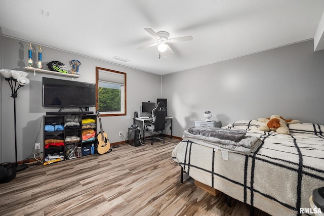 905 Highland Ct, Germantown Hills, IL 61548 - bedroom featuring wood finished floors, baseboards, ceiling fan, and a desk