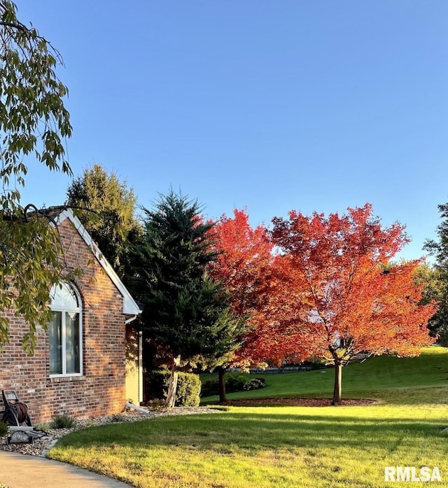 905 Highland Ct, Germantown Hills, IL 61548 - view of green lawn